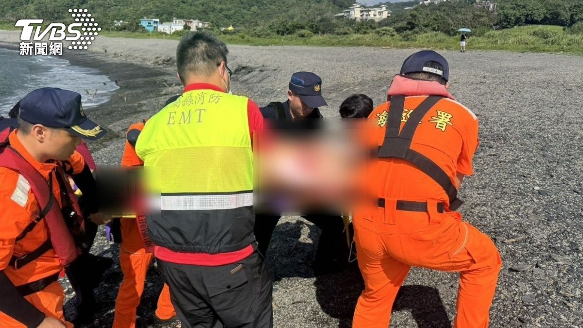 釣客南方澳發現一具裸上半身男屍。（圖／TVBS）