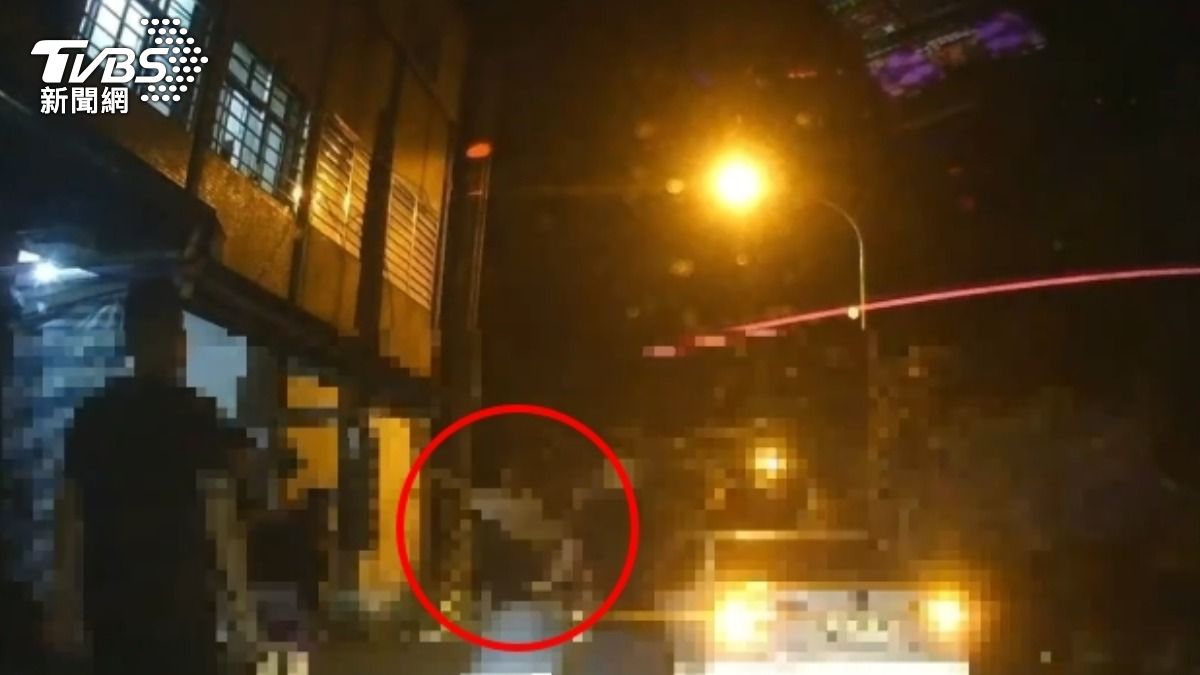 楊男家遭4男闖入,後楊男兒子烙人毆打拘禁4男。(圖/TVBS)