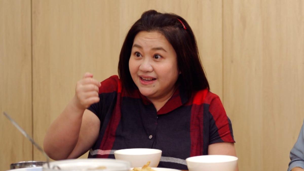 鍾欣凌特別學了幾句手語與受訪家庭溝通。（圖／公視提供）