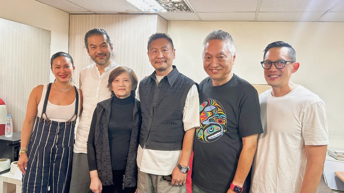 張世與角色原型「柳哲生」將軍的家屬們在後台相見歡。(圖/伯樂影業提供)