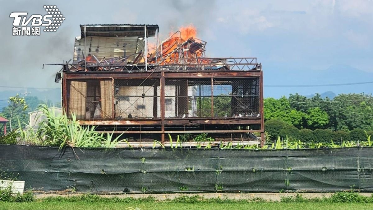 獨棟鴿舍竄出火光。（圖／TVBS）