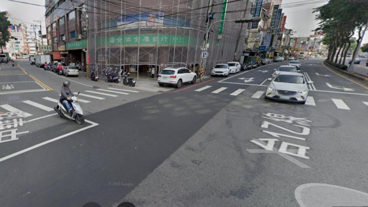 台中市烏日區中華路與中山路口，以3700票暫居直轄市最爛人行道。（圖／翻攝自Google map）