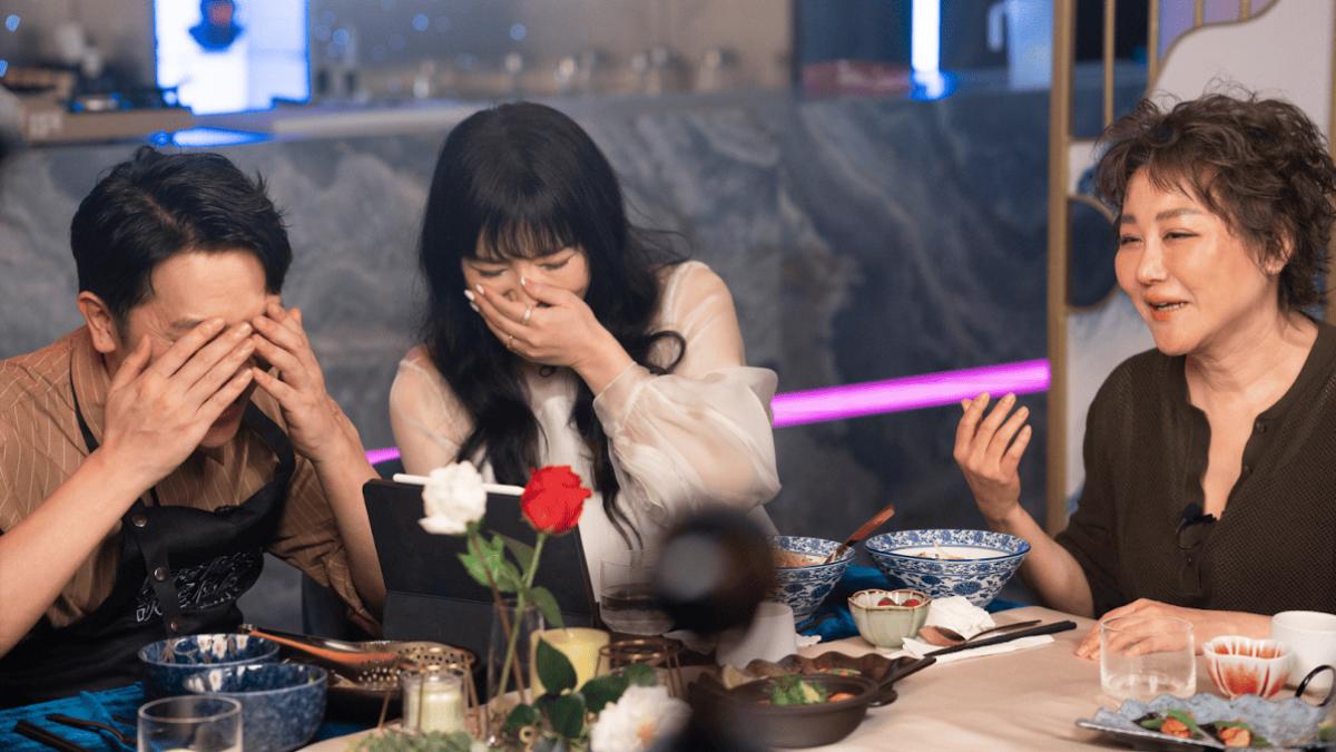 藍心湄（右）語出驚人，唐綺陽（中）、索艾克都不敢聽。（圖／Yahoo奇摩）