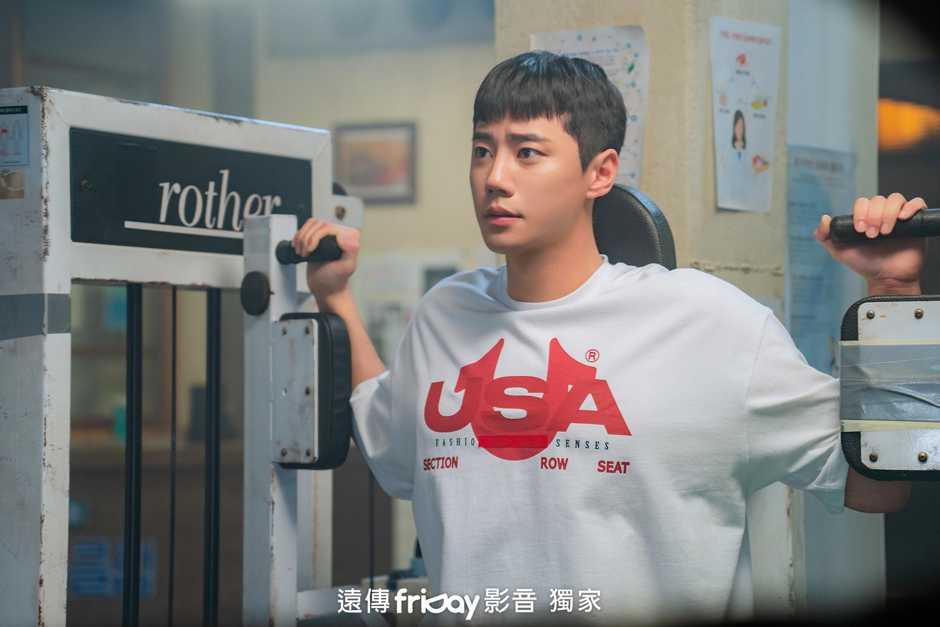 李濬榮飾演「韓版館長」,經營老舊健身房。(圖/friDay影音提供)