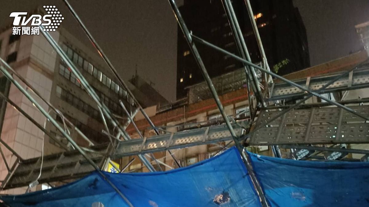 現場鷹架約長10公尺、寬5公尺。（圖／TVBS）