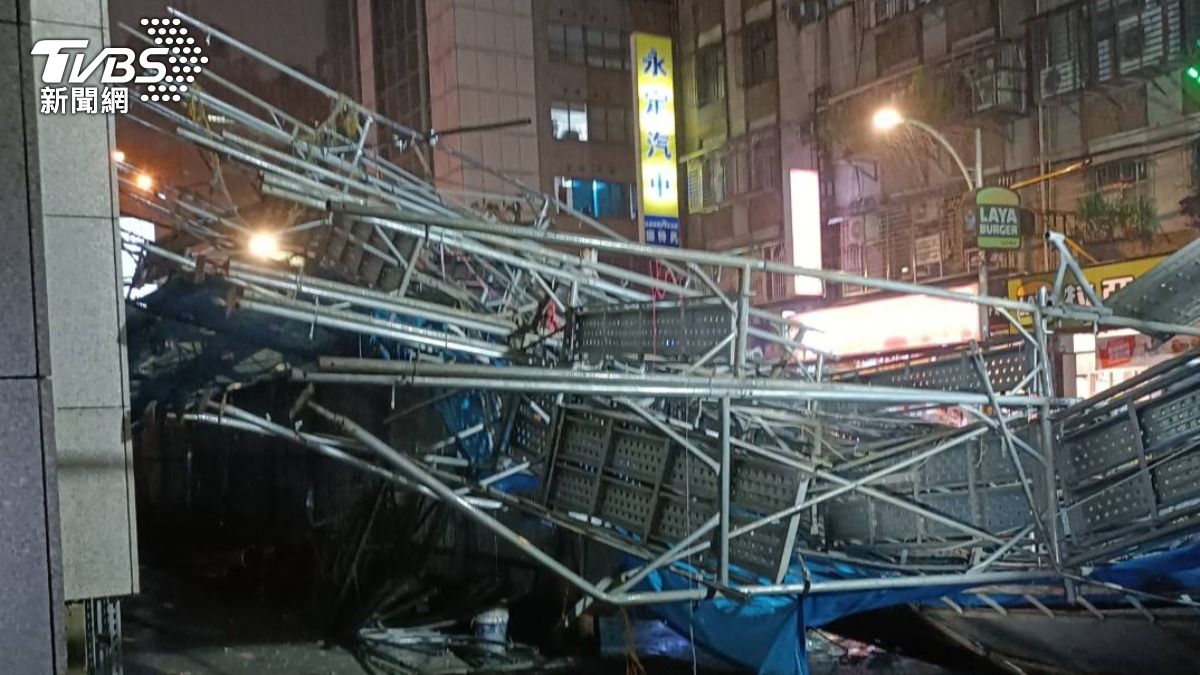 鷹架倒塌波及3轎車。（圖／TVBS）