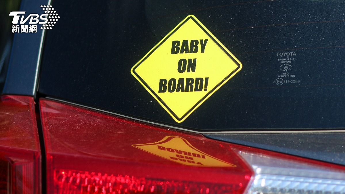在台灣，常見的車尾貼紙「Baby in car」或「車上有嬰兒」在用詞差異上可能帶來的誤解。（示意圖／shutterstock達志影像） 