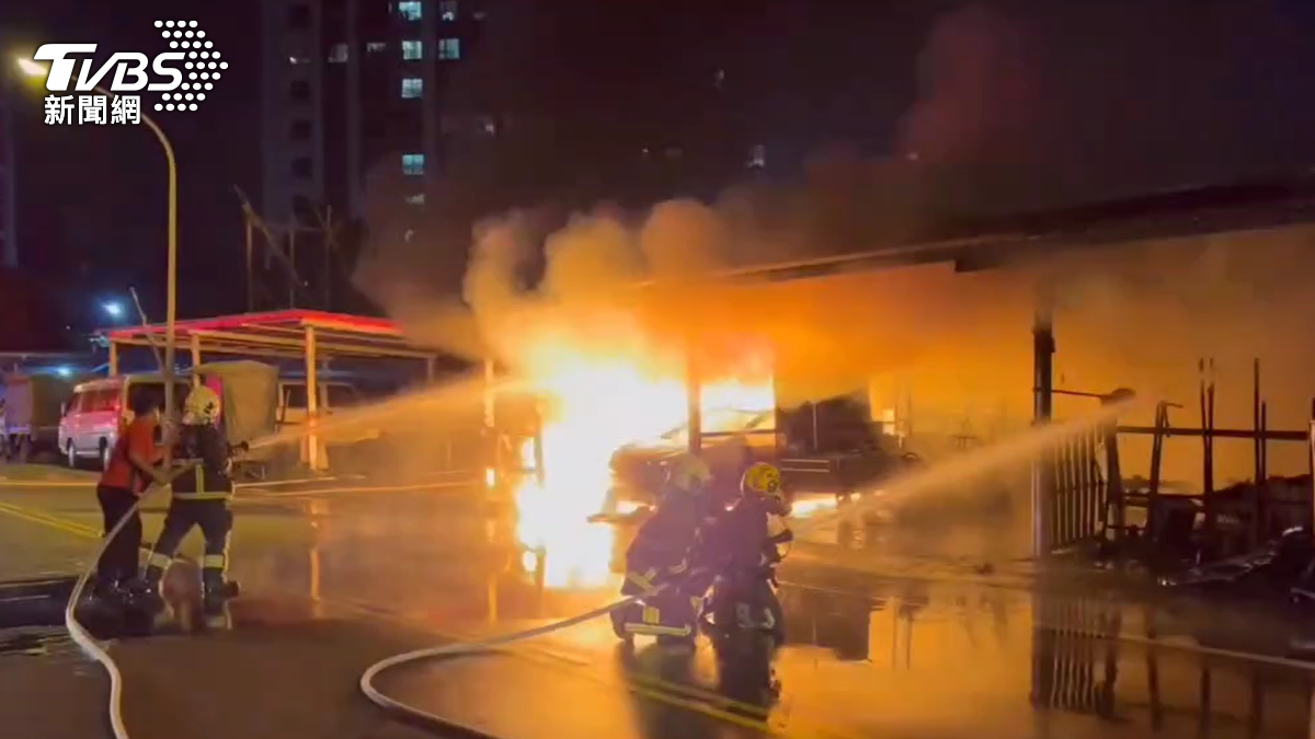 消防隊員緊急出動9車21人前往滅火。(圖/TVBS)