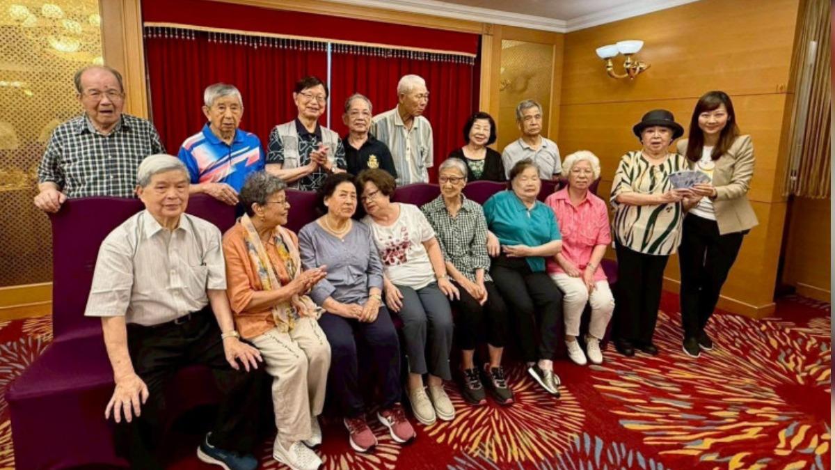 陳淑芳表示小學同學人數聚會只剩兩桌，讓她無限感概。（圖／翻攝自陳淑芳Chen Shu-Fang 臉書）