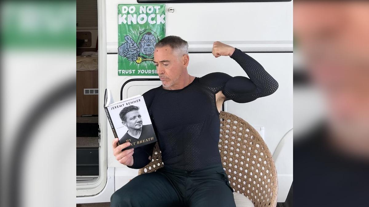 小勞勃道尼日前在《復仇者聯盟：末日之戰》片場為好友傑瑞米雷納的回憶錄宣傳打書。（圖／翻攝自IG）