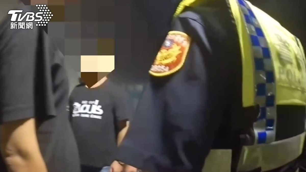 4名鬧事男子被警方帶回法辦。（圖／TVBS）