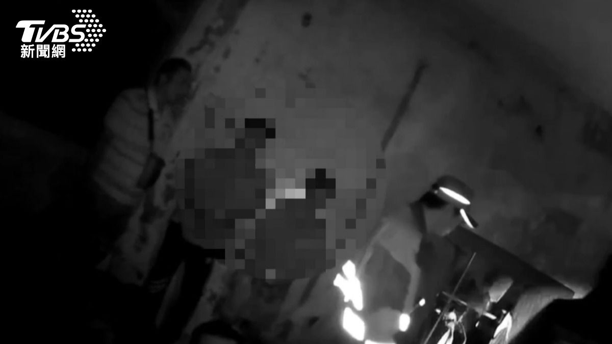 警方依現行犯逮捕涉毆打拘禁人員。（圖／TVBS）