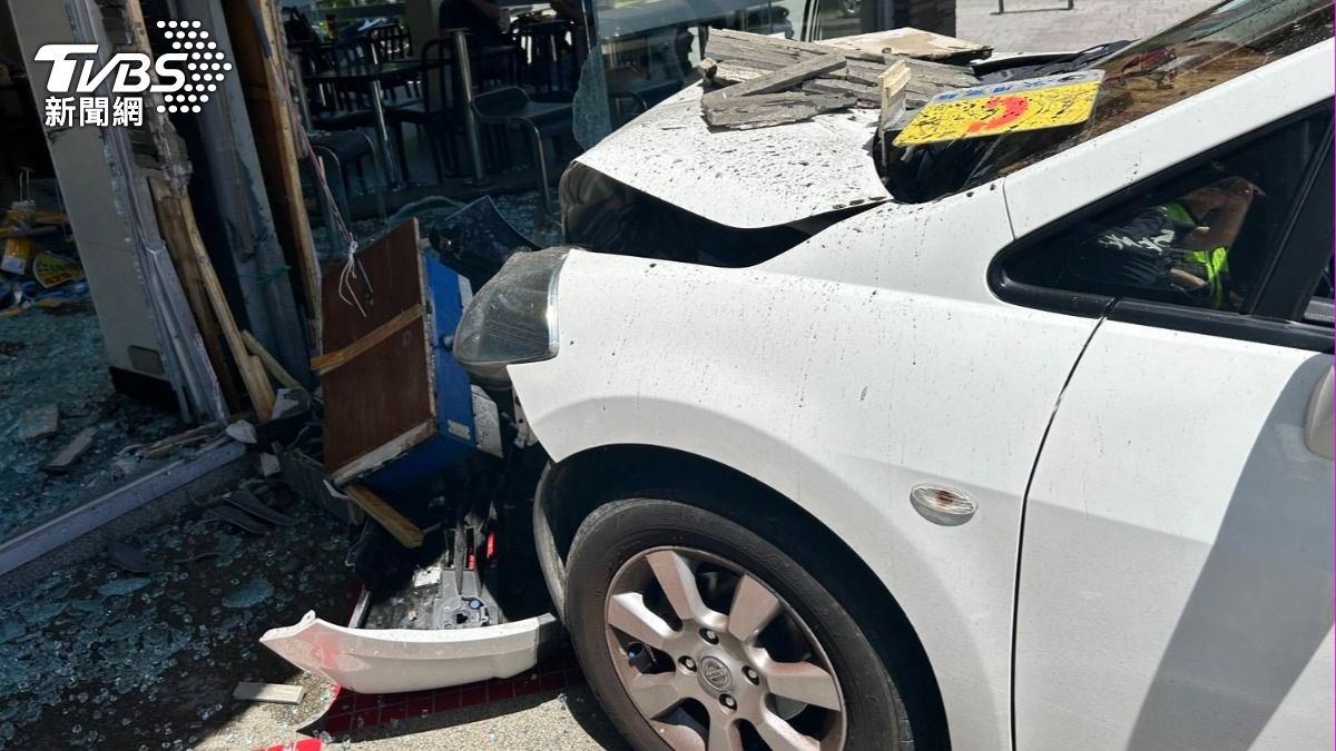婦人自稱踩不到煞車。（圖／TVBS）