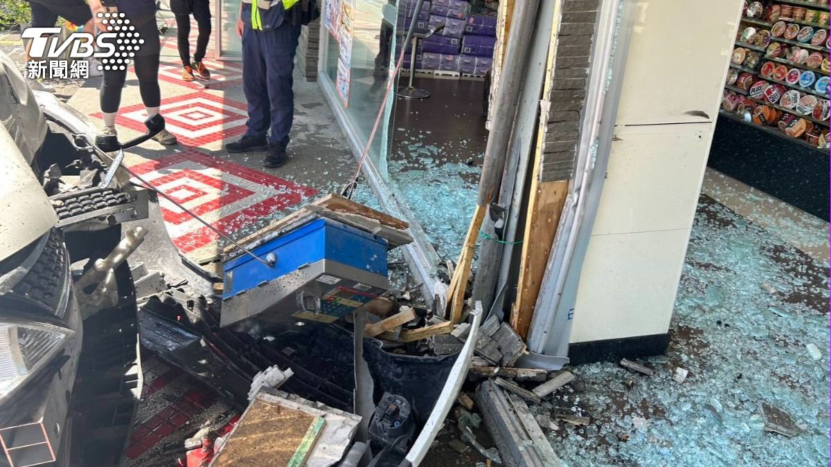 現場玻璃碎裂。（圖／TVBS）