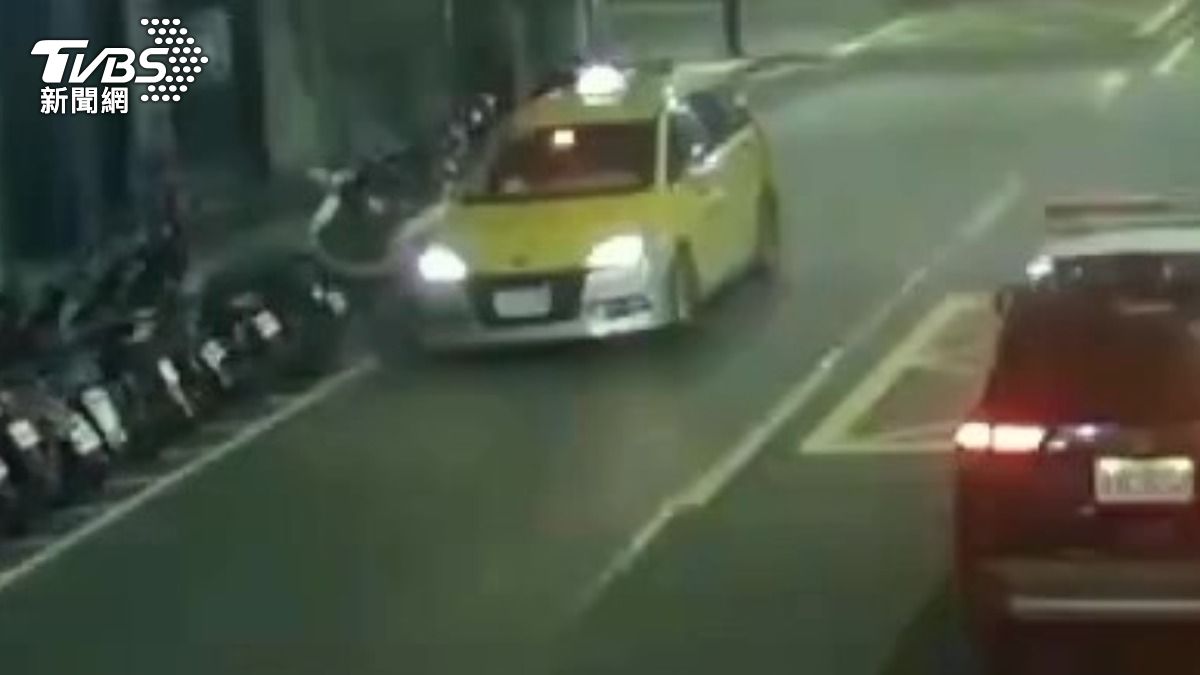 警方巡邏經過但計程車司機不認為是違停，PO網爆料遭打臉。（圖／TVBS）