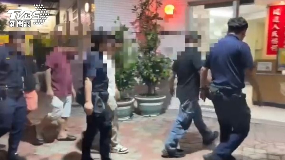鬧事民眾全被警方帶回偵辦。(圖/TVBS)