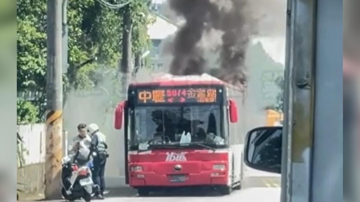 桃園平鎮客運公車起火冒煙。(圖/民眾提供)
