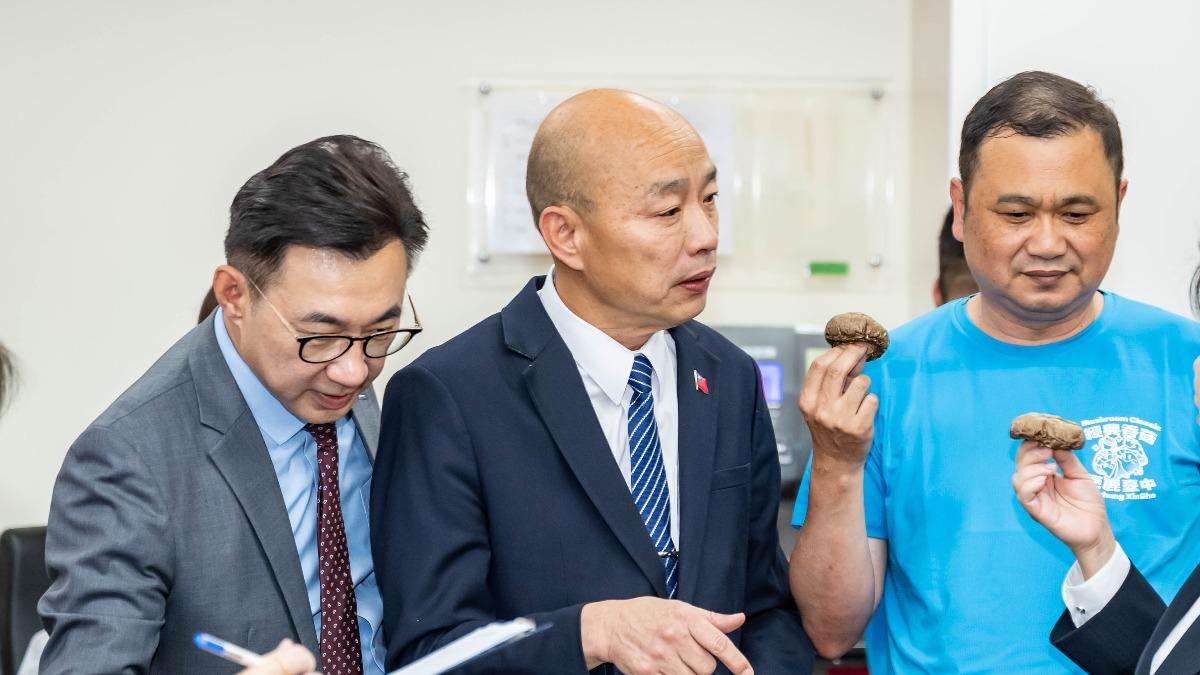 韓國瑜（中）、江啟臣（左）推廣台中新社香菇。（圖／江啟臣辦公室提供）