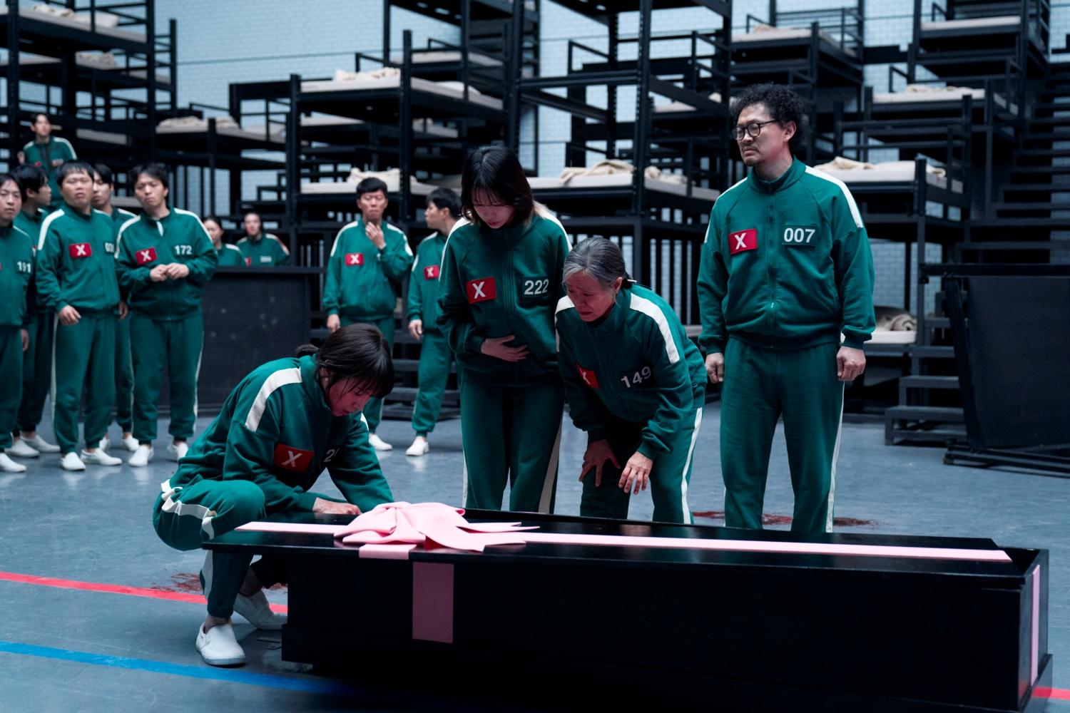 李政宰被裝進「粉紅棺材」中，引來其他參賽者圍觀。（圖／Netflix提供）