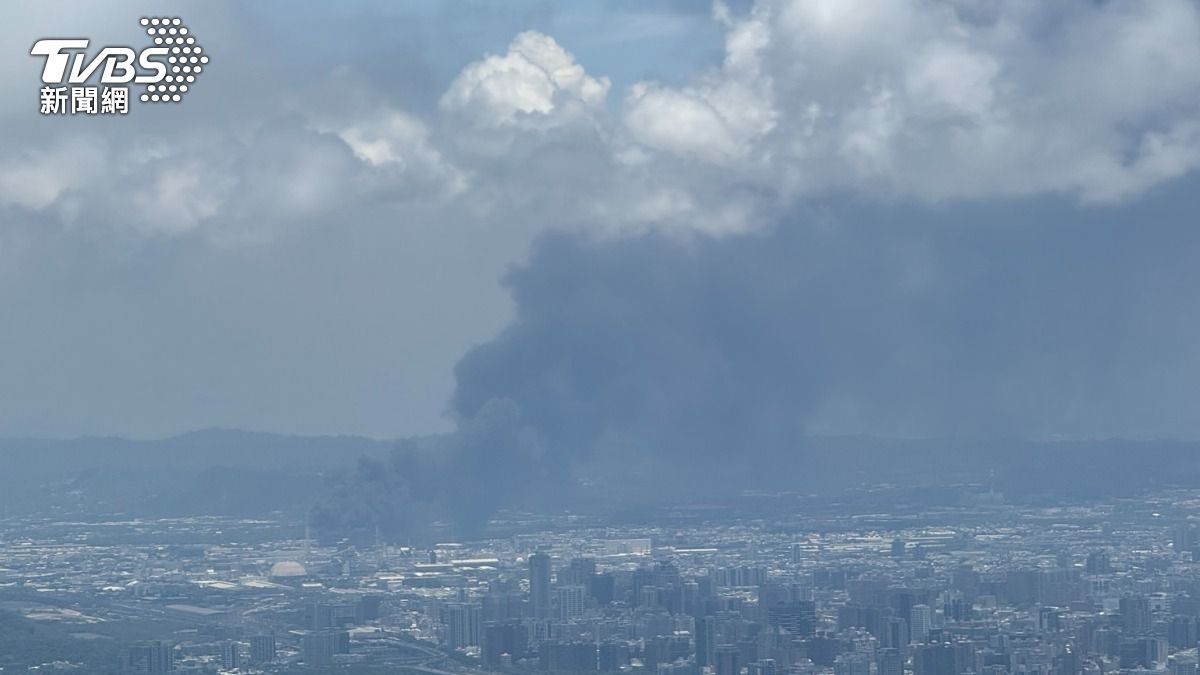 獨／仁武塑膠工廠大火　壽山外海清晰見恐怖濃煙吞高雄