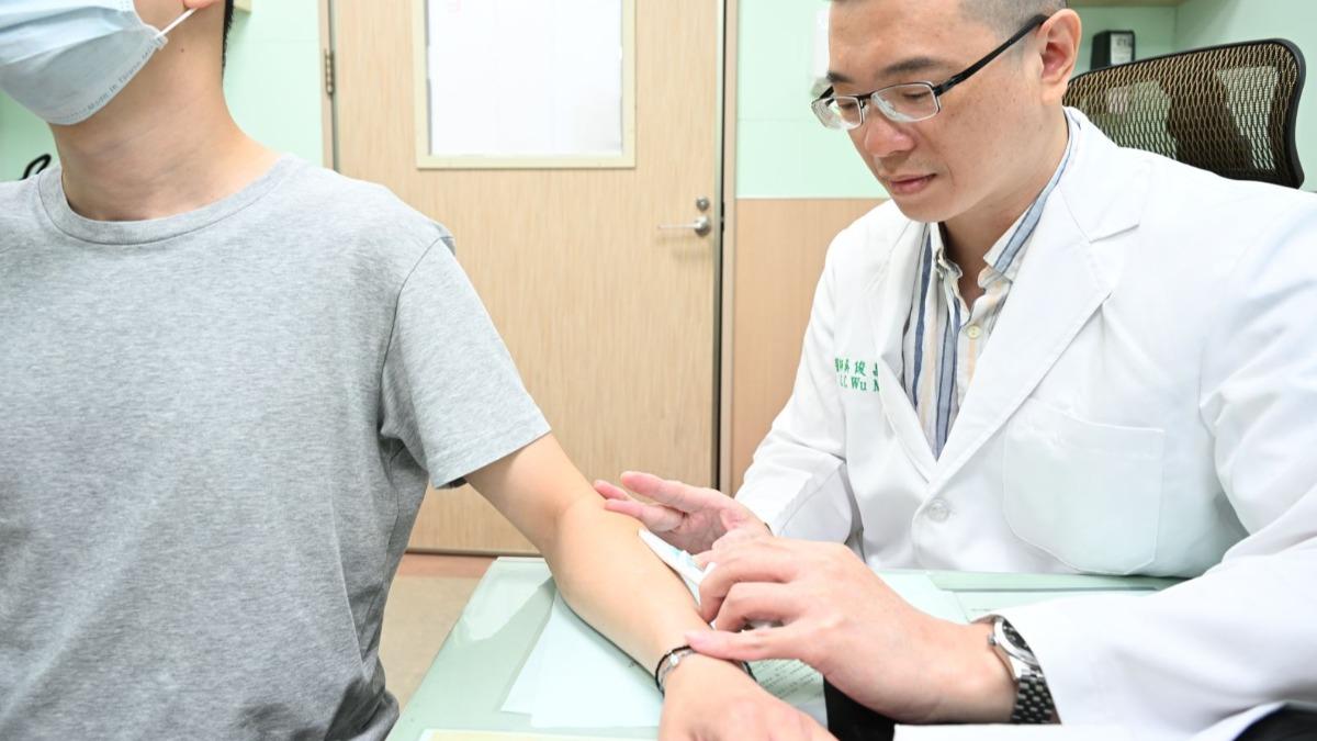 年輕人滑手機慘變「烏龜頸」！肩頸痛到快憂鬱症　中醫1招超有效