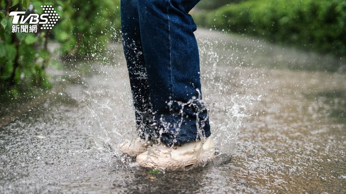 下雨鞋淋濕腳悶整天！陸男燒到40度急就醫　染「丹毒」險送命
