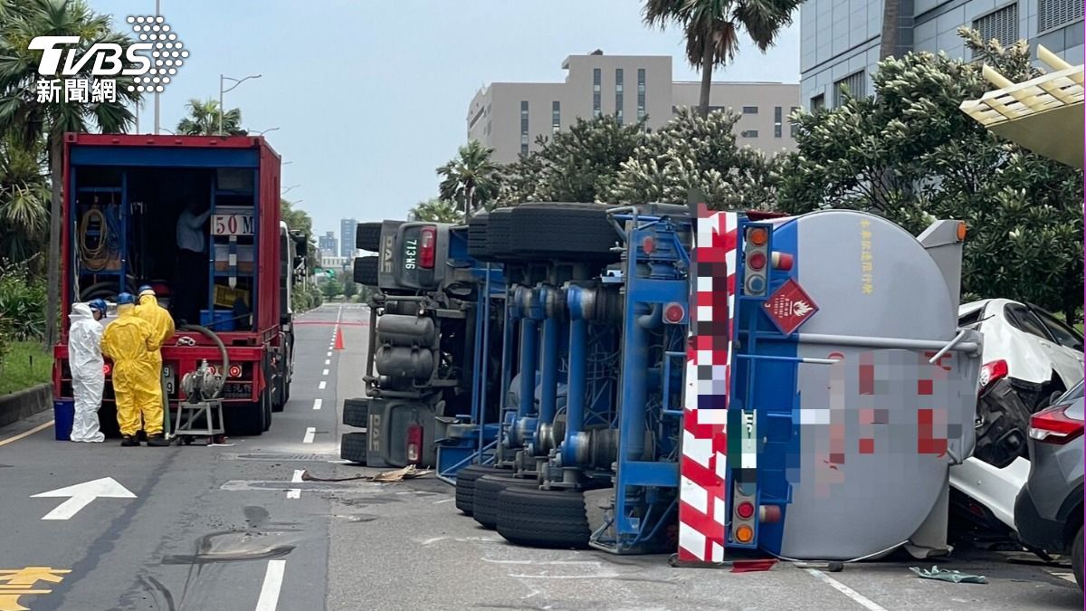 槽車翻覆波及路旁車輛，造成對二甲苯洩漏所幸並未引發起火。（圖／TVBS）