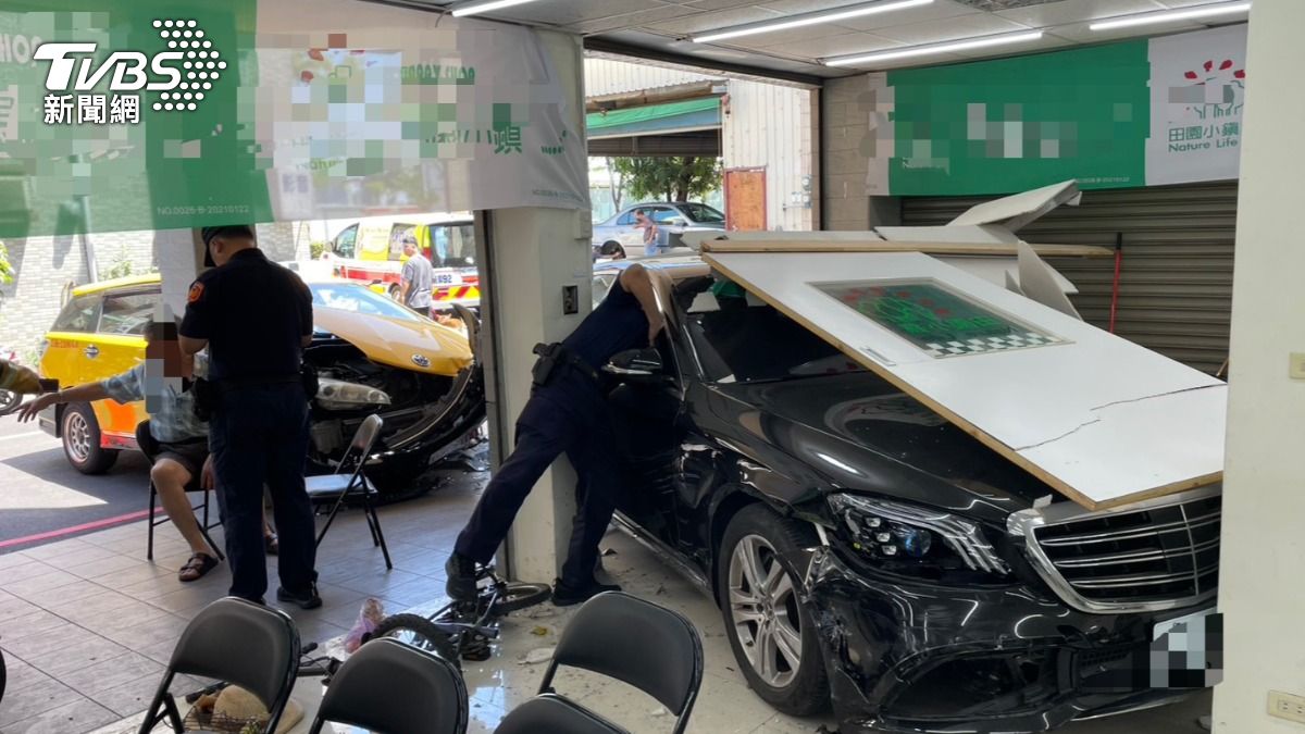 車輛撞完小黃後又衝進路旁民宅。（圖／TVBS）