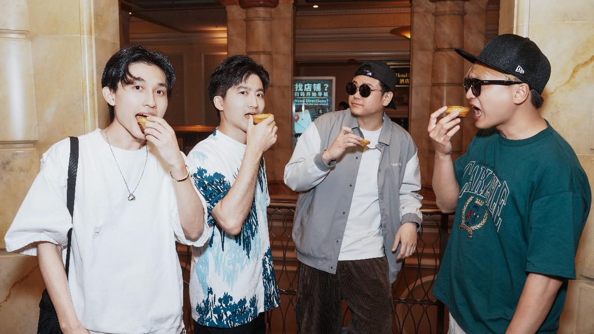 冰球樂團趁澳門演唱會空檔，享用當地美食澳門蛋塔。（圖／何樂音樂提供）