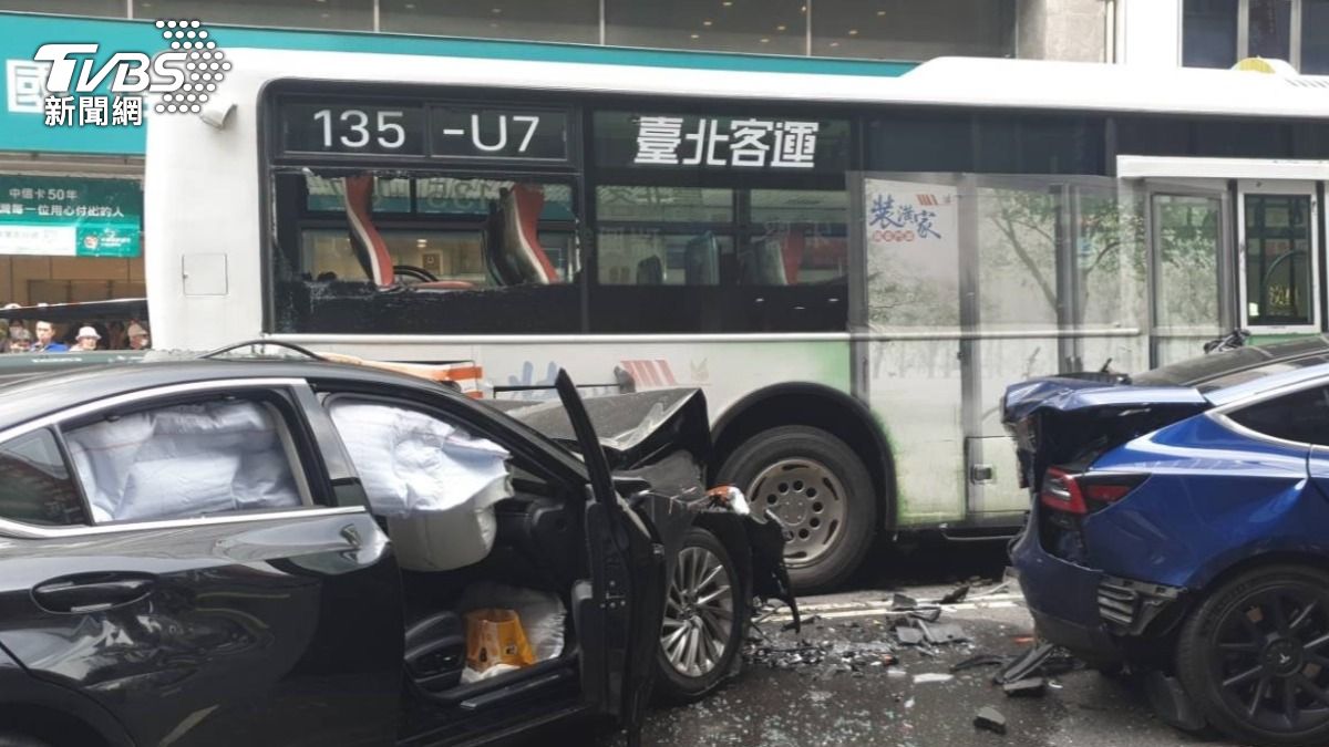 車禍現場造成8人受傷送醫。（圖／TVBS）