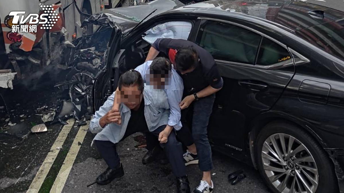 北市重慶南路8傷連環撞！肇事78歲翁被好心人背出