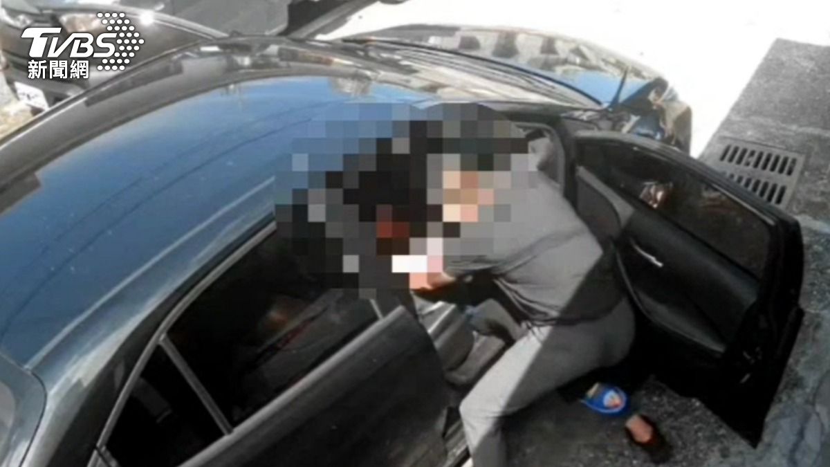 男子強拉前妻上車，後被鄰居制止報警才罷手。（圖／TVBS）