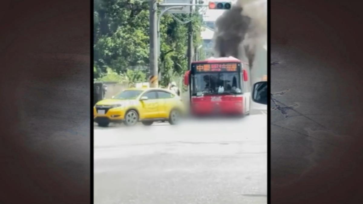 開到一半客運火燒車！車尾全毀　駕駛急逃生