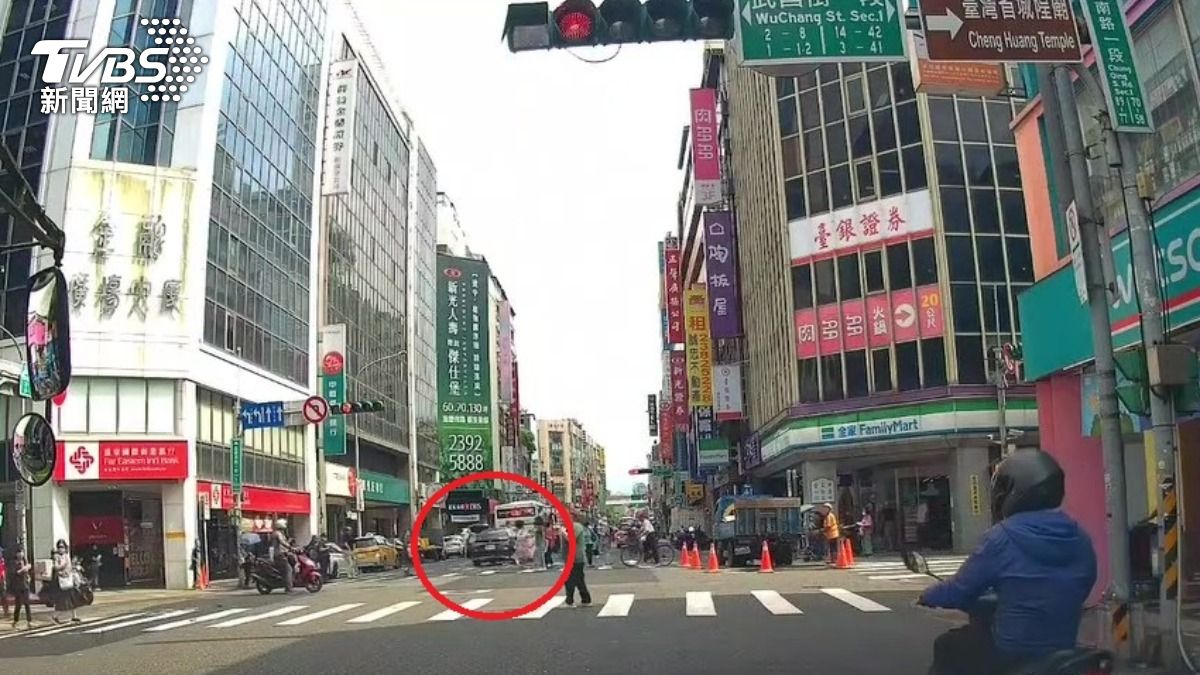 轎車衝出路口險些撞上行人群。(圖／翻攝畫面)