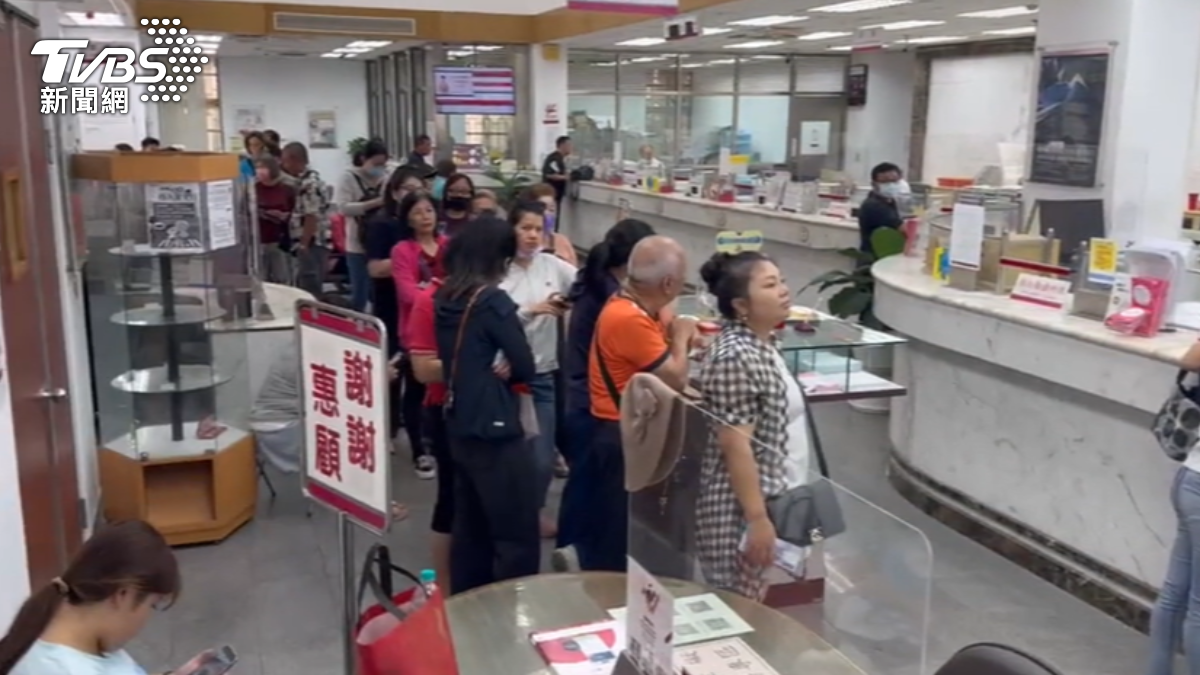 台幣升值搶購人民幣　金門民眾透早排隊