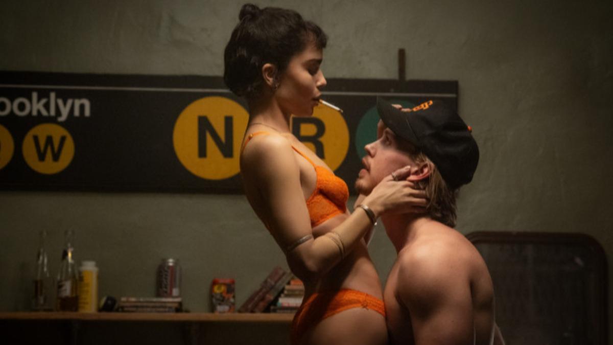 「貓王」奧斯汀巴特勒與柔伊克拉維茲（左）在《偷天盜日》有火辣激情戲。（圖／索尼影業提供）