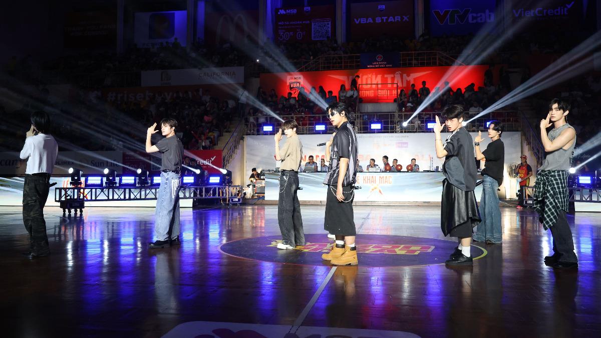 前進越南VBA開幕戰演出　鮮肉男團ARKis快閃圈粉放大絕