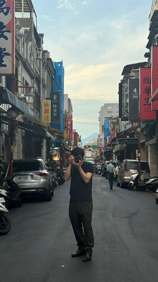 愛好攝影的藤卷亮太這次也帶了相機來拍照。（圖 / 翻攝自藤卷亮太IG）