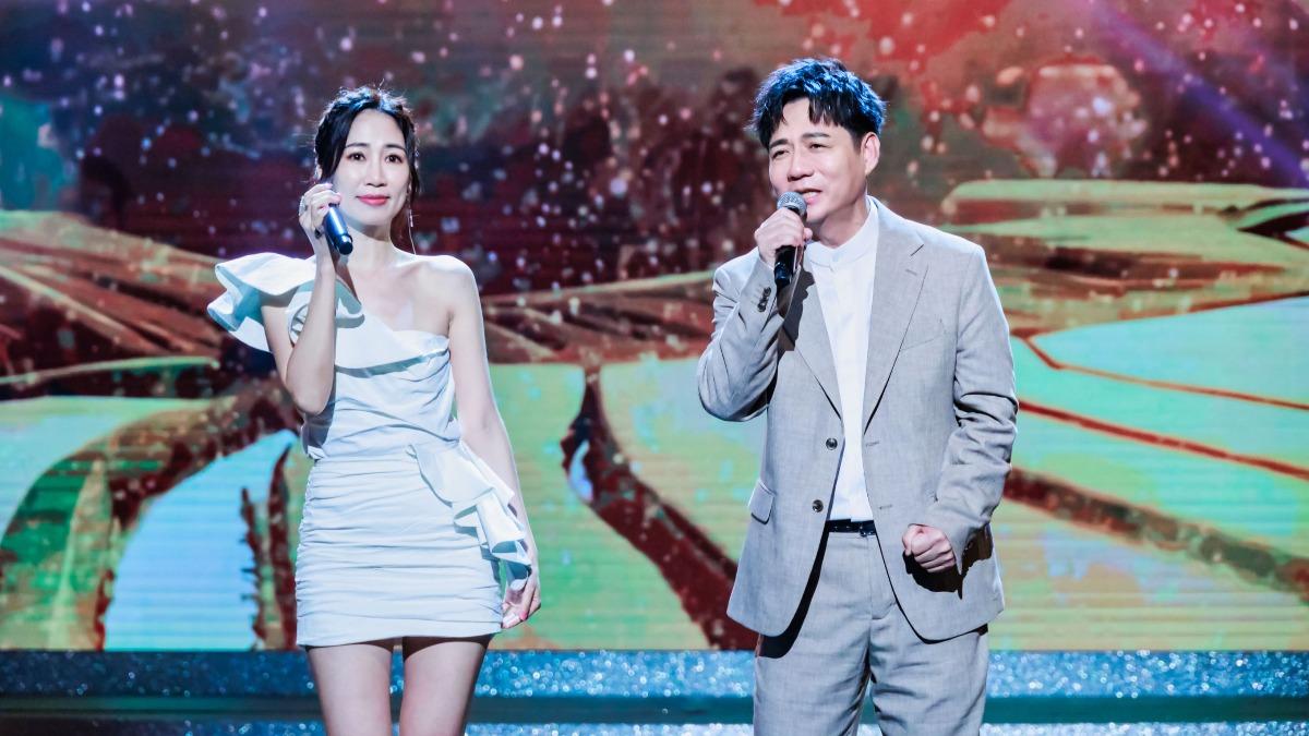 向蕙玲(左)、陳隨意表演差點摔壞30萬元麥克風。(圖/中視提供)