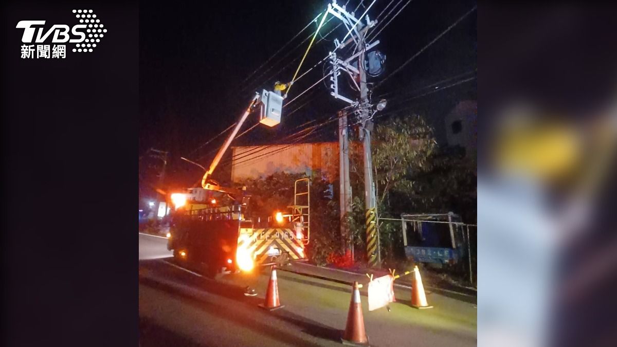 台電人員積極搶修復電。(圖/TVBS)