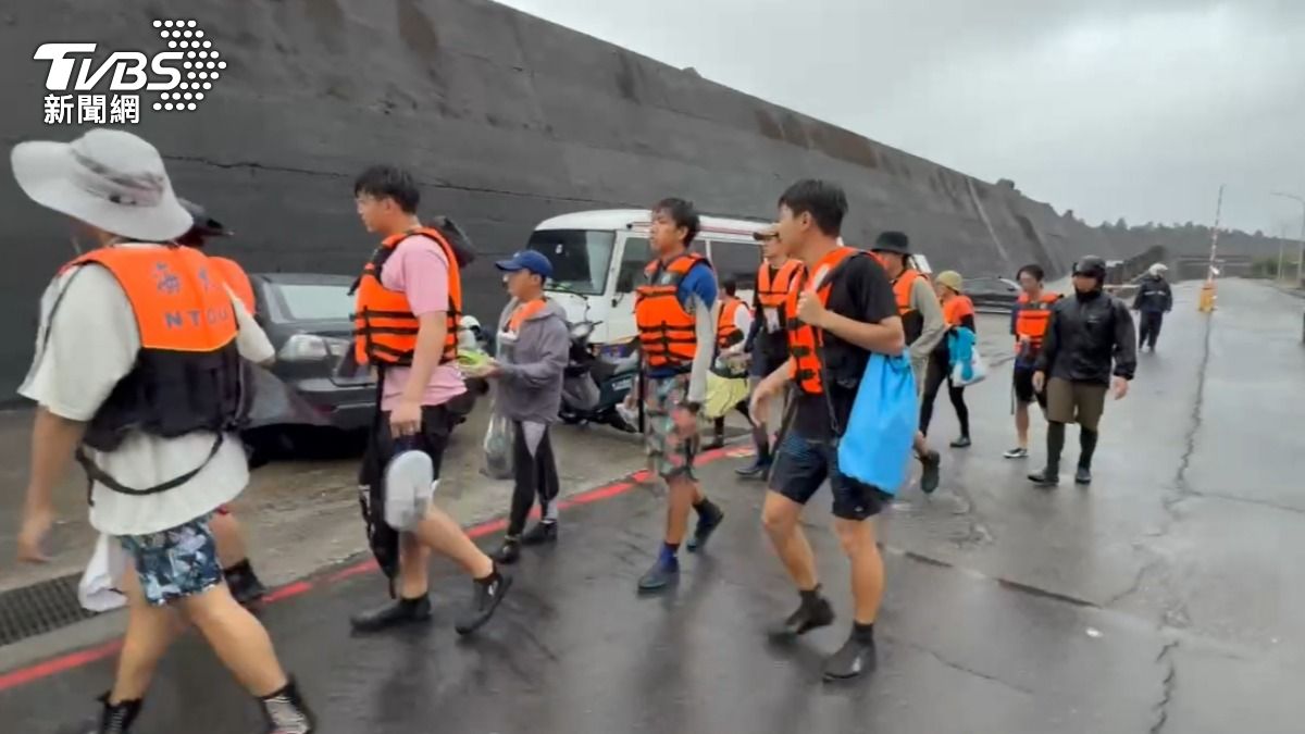 31名師生全員平安上岸。(圖/TVBS)