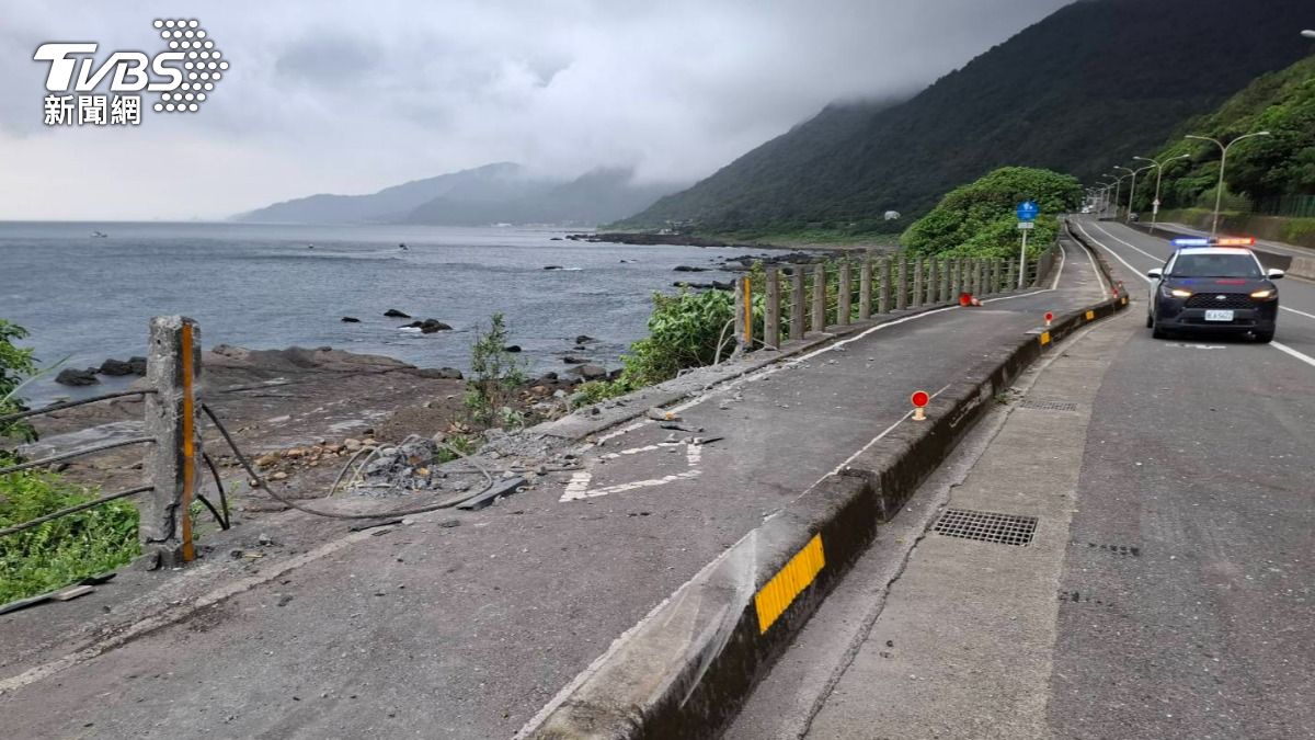 貨櫃車衝出台2線護欄。（圖／TVBS）