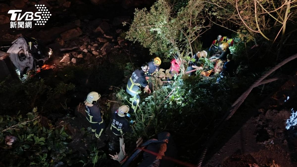 貨櫃車衝出台2線護欄，消防出動救援。（圖／TVBS）