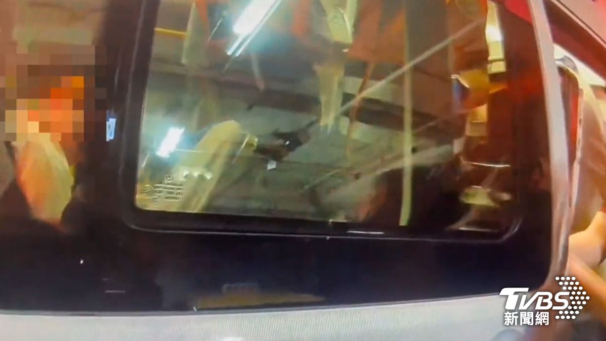 警消到場後將女騎士送醫救治。（圖／TVBS）