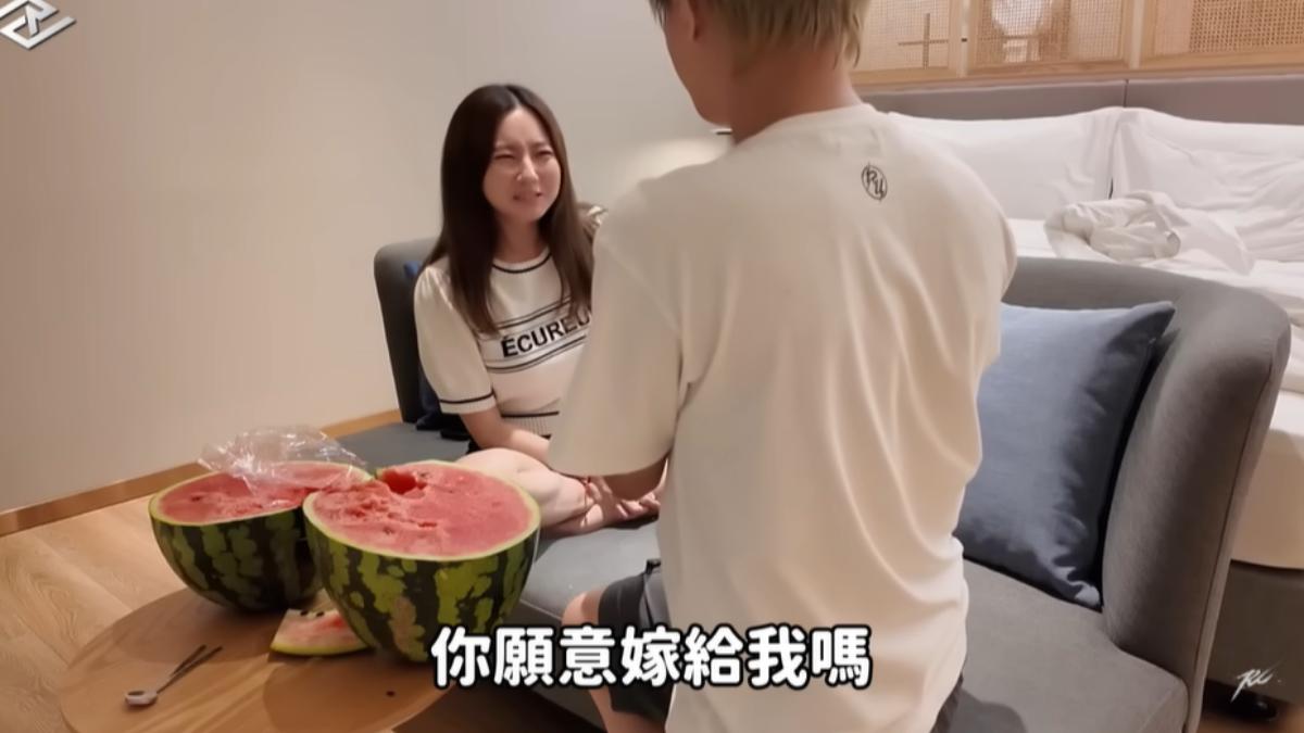 儒哥下跪求婚。(圖／翻攝自Ru儒哥 YT頻道）