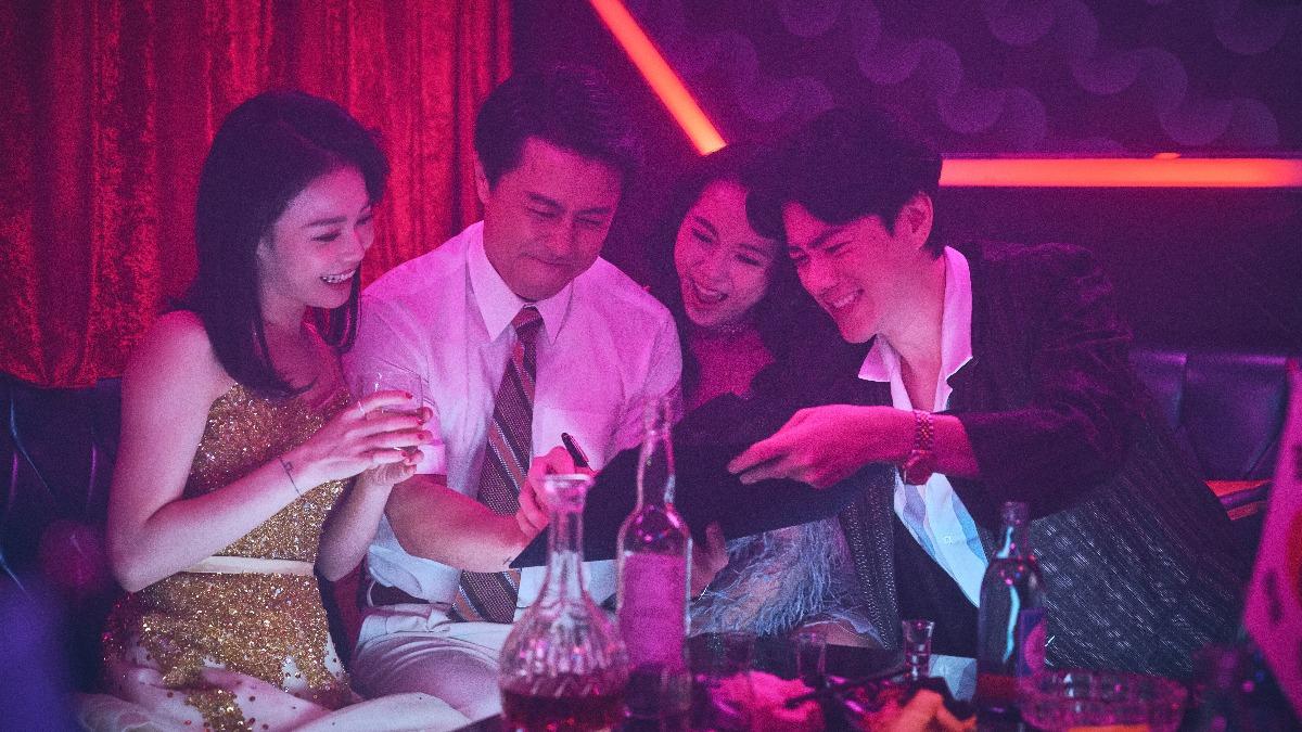 李程彬（右一）劇中賣力招待韓國客戶，希望拿下大訂單。（圖／公視台語台、華視提供）