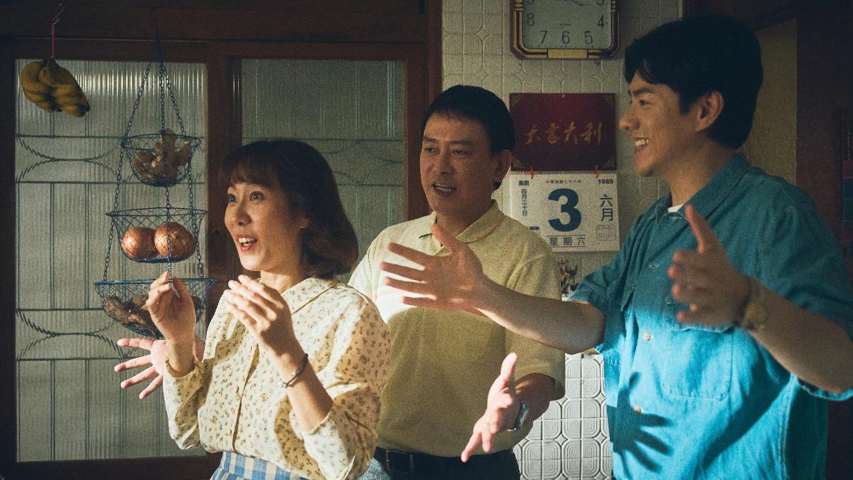 劇中父子檔王識賢與李程彬給張詩盈驚喜，將廚具全換新。（圖／公視台語台、華視提供）