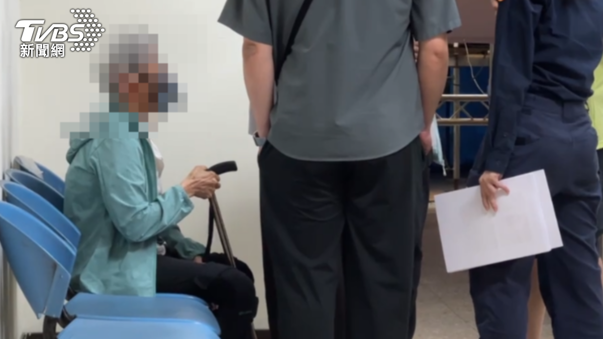 台南發生弒父命案，家屬抵達殯儀館神情低落。（圖／TVBS）