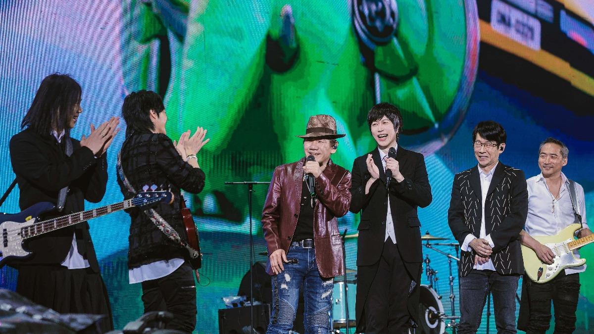 五月天化身迷弟點歌 一首接一首點歌「傳式情歌」。(圖/相信音樂提供)