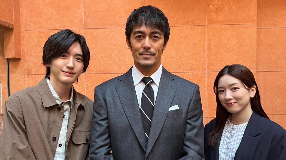 《新聞主播》由道枝駿佑、阿部寛與永野芽郁（左起）主演。（圖／翻攝自caster_tbs推特）